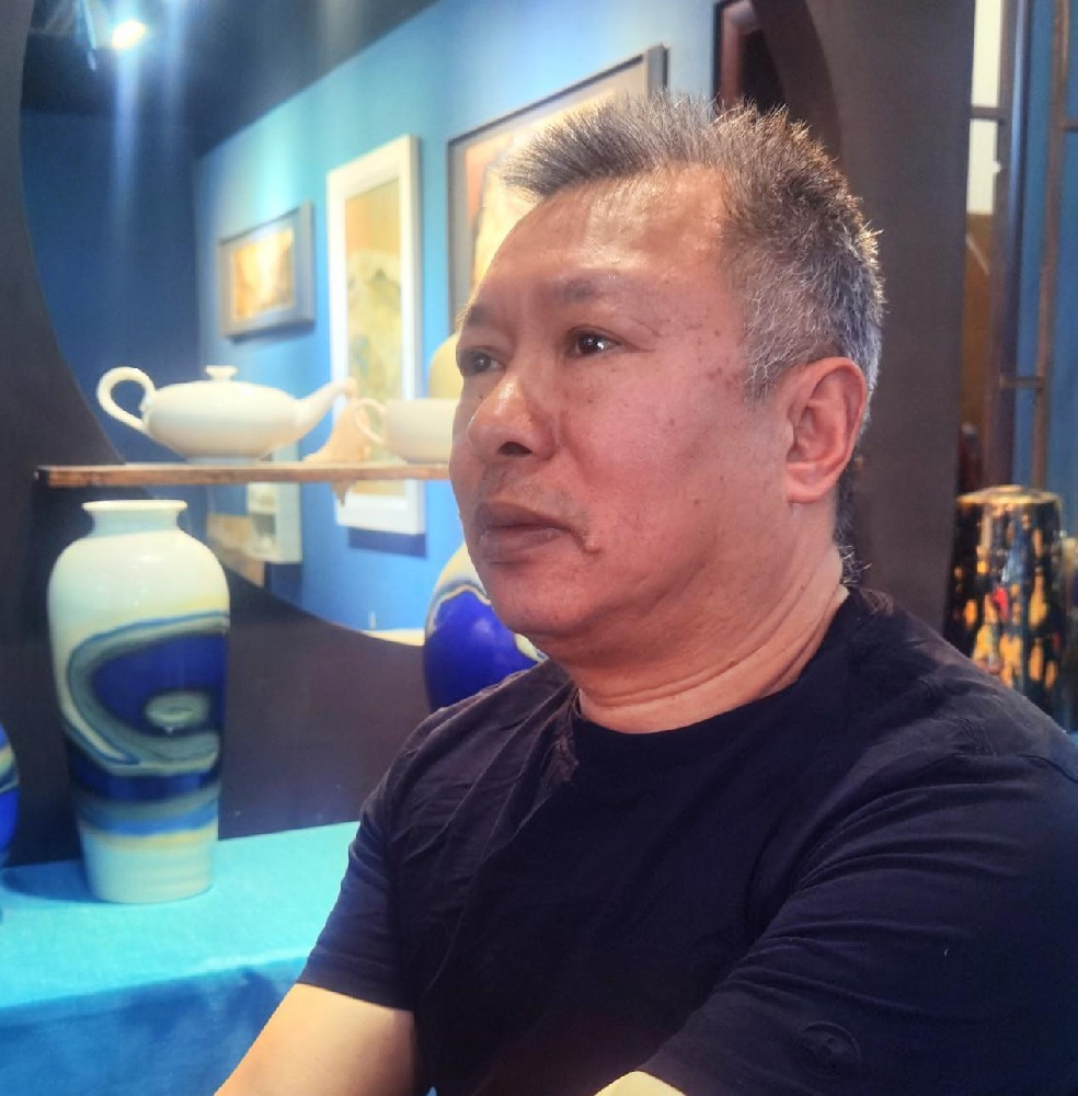 嚴(yán)維明（國(guó)瓷紅葉畫院高級(jí)畫師）